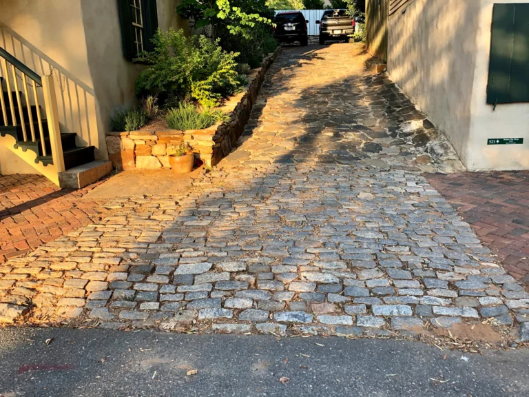 Natural stone cobblestone driveway paving